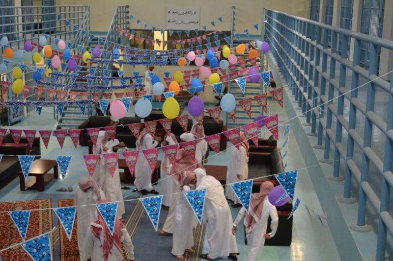 مديريات سجون المناطق تنظم حفلات معايدة صبيحة عيد الفطر المبارك بحضور مديري السجون .