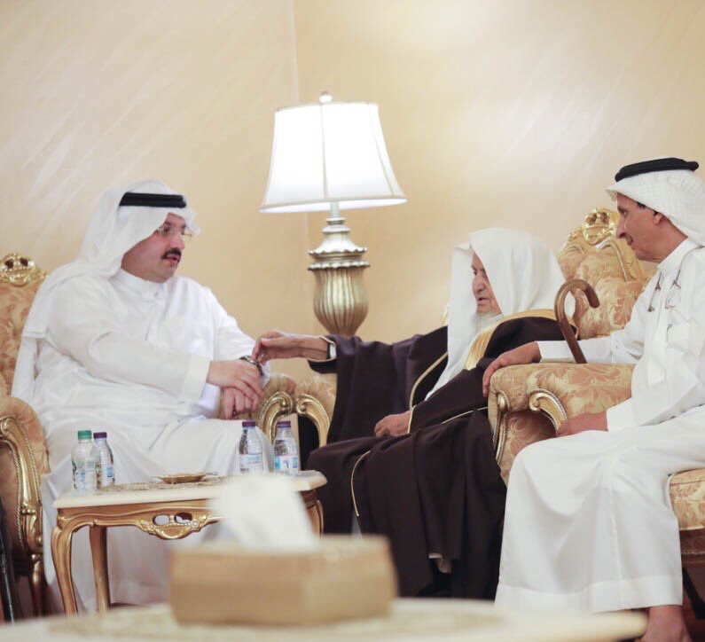 الأمير تركي بن طلال يزور الشيخ محمد بن مخافه بمنزله في أبها