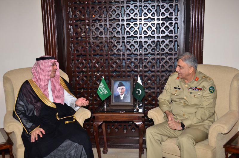 العواد: يلتقي قائد الجيش الباكستاني لدعم سبل العلاقة بين البلدين