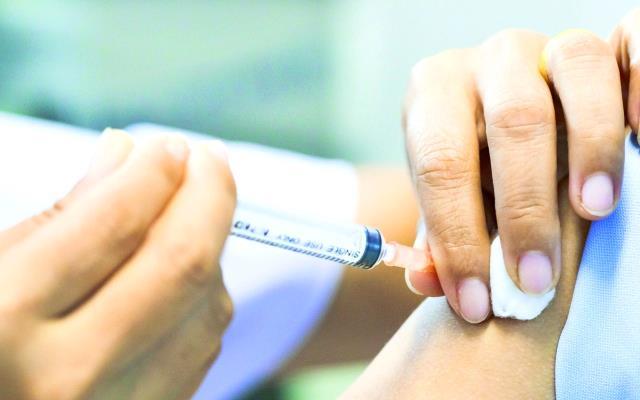 "الصحة" تتوعد من يرفض التطعيم ضد الإنفلونزا من منسوبيها بالإحالة للشؤون القانونية