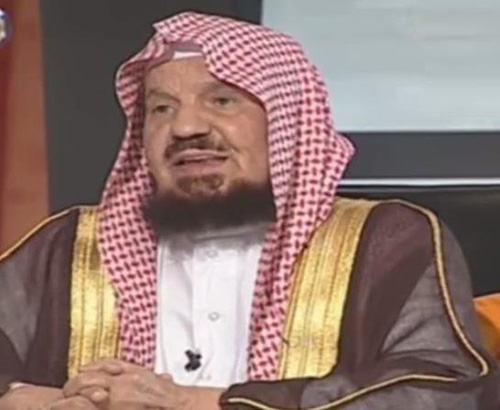 الشيخ المنيع: إمام المسجد هو المسؤول عن النداء بالصلاة في الرحال وقت نزول المطر