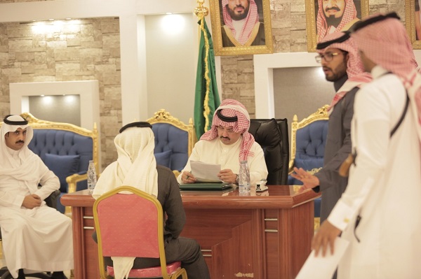 الأمير تركي بن طلال يزور محافظة تنومه ويلتقي المواطنين ويستمع لمطالبهم