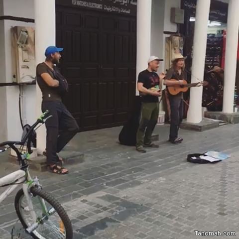 سائحان يقدمان عرضاً غنائياً في شارع بجدة التاريخية ويطلبان دعمهما بالمال