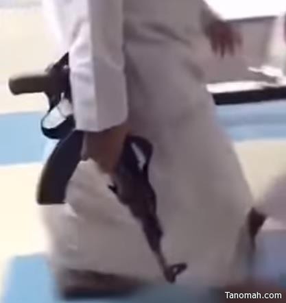 "النائب العام" يوجه بتحريك دعوى جزائية بحق الطالب الذي ظهر في فيديو يحمل سلاحاً داخل مدرسته