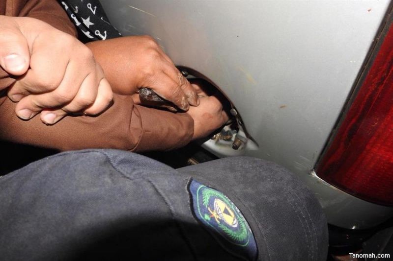 "مدني حائل" يُخرج يد قائد مركبة تعلقت في خزان وقودها