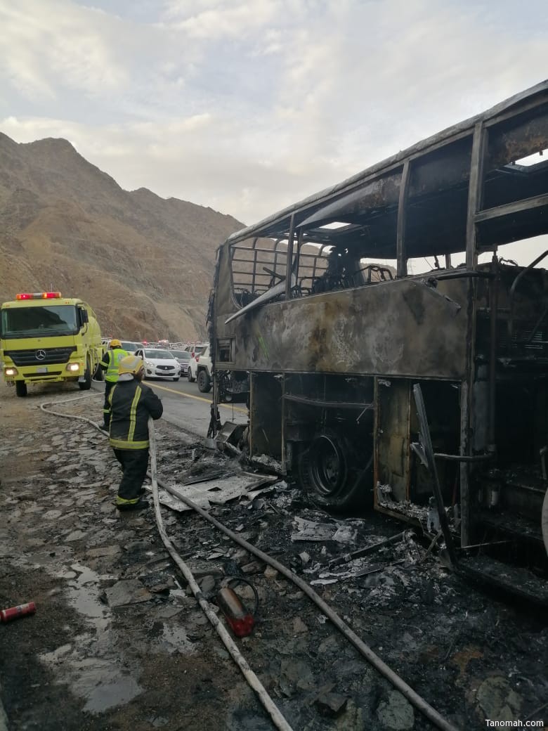 مدني عسير يخمد حريق شب في حافلة تقل ٤٤ راكب