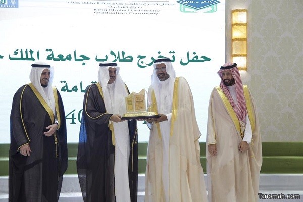 مدير جامعة الملك خالد يرعى حفل تخريج طلاب فرع الجامعة بتهامة مدير جامعة الملك خالد يرعى حفل تخريج طلاب فرع الجامعة بتهامة