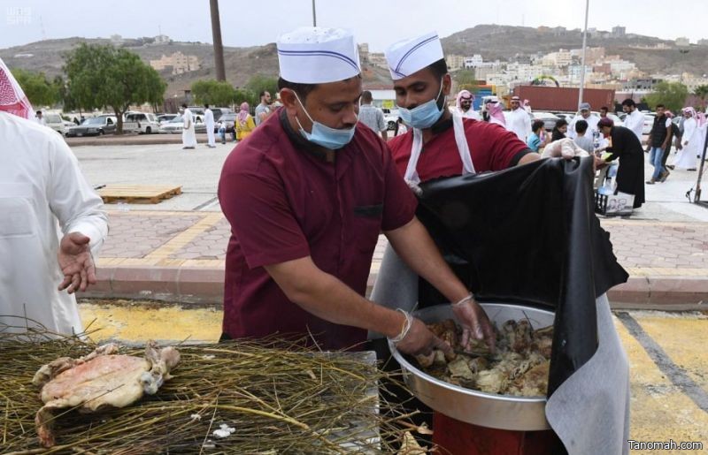 المطر والأجواء الباردة تنعشان سوق أبها الرمضاني في أول أيامه