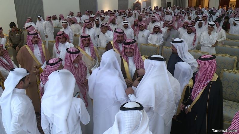 أمير عسير يرعى ملتقى (وتعاونوا) ويشاهد عرضاً لتجارب الجمعيات الخيرية الناجحة بالمنطقة‬