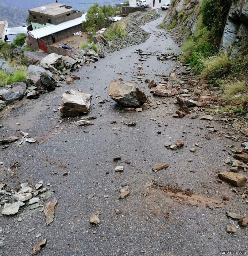 انهيارات صخرية وإغلاقات للطرق بسبب الأمطار على رجال ألمع .. والبلدية تتفاعل