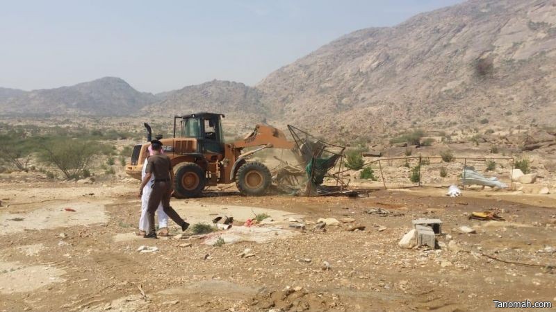 بلدية بارق و لجنة التعديات تستعيدان  ٦٠٠.٠٠٠م٢ من الأراضي الحكومية بالمنظر