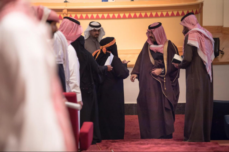 *الأمير تركي بن طلال يلتقي أصحاب المحلات في سوق الثلاثاء الشعبي بأبها*