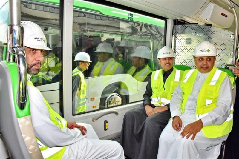 وزير النقل يتفقد مشروع "النقل العام بالرياض" ويجرب إحدى عربات القطار
