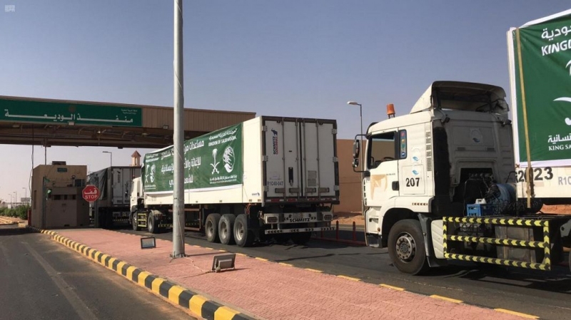 عبور 23 شاحنة مقدمة من مركز الملك سلمان للإغاثة منفذ الوديعة متوجهة لعدة محافظات يمنية