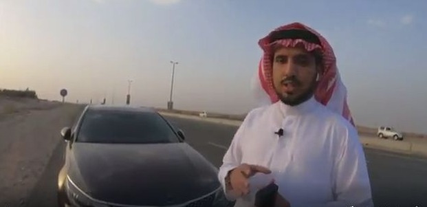 فيديو: شاهد شاب يتحكم في قيادة سيارته بـالذكاء الإصطناعي