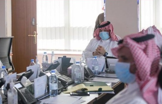 أمير عسير يقف على مستوى الخدمات المقدمة أثناء منع التجول وتعليق الدوام