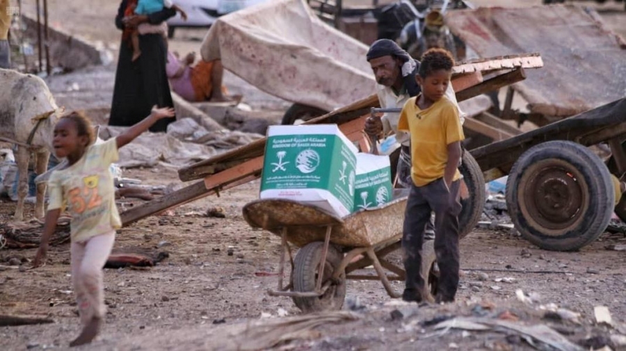مركز الملك سلمان للإغاثة يواصل توزيع السلال الغذائية لمتضرري السيول بمحافظة عدن
