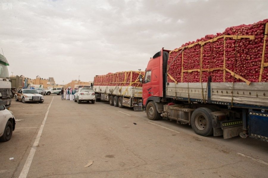 "التجارة" تضبط متورطين خبأوا 6 شاحنات محملة بأكثر من 100 طن بصل وتعيد تصريف الكميات في أسواق الرياض