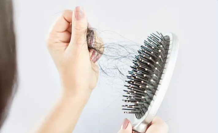 الطرق الخمس لتقليل تساقط الشعر وتعزيز صحته
