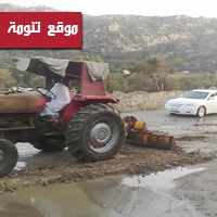 اهالي وادي قنطان يستخدمون معداتهم الزراعية في فتح الطريق بعد ما اغلقته السيول
