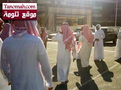 تجمُّع من قبيلة المزارقة أمام إمارة عسير للمطالبة بالقبض على قاتل ابنهم