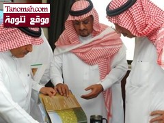 عبدالله العسبلي يسلم الامير تركي بن ناصر نسخة من أول اصدارات المركز الإعلامي بالنماص 